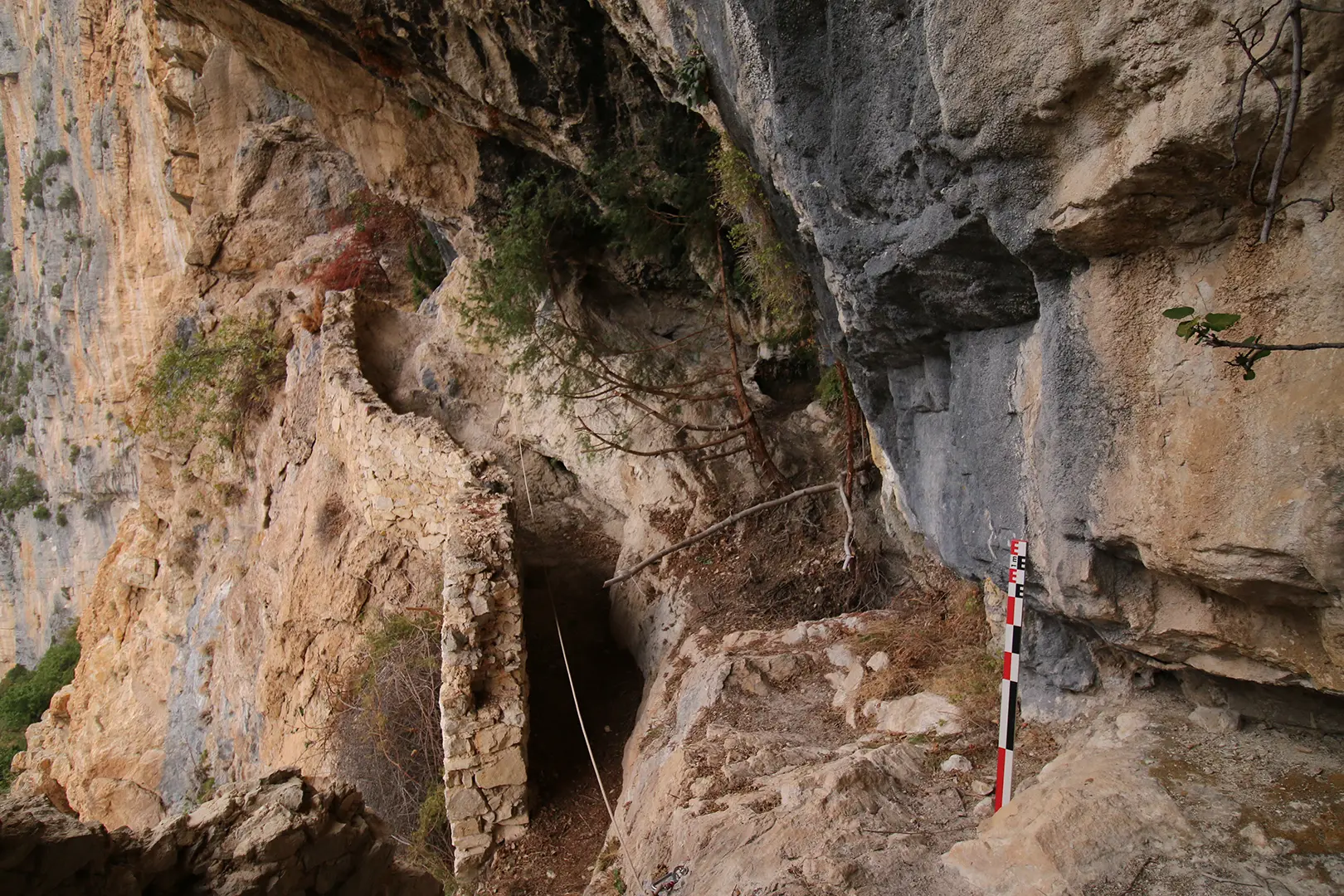 AF-23-447_Abri fortifié d'Aiglun - 3_Vue de la vire aménagée (Florian Leleu, Arkemine)