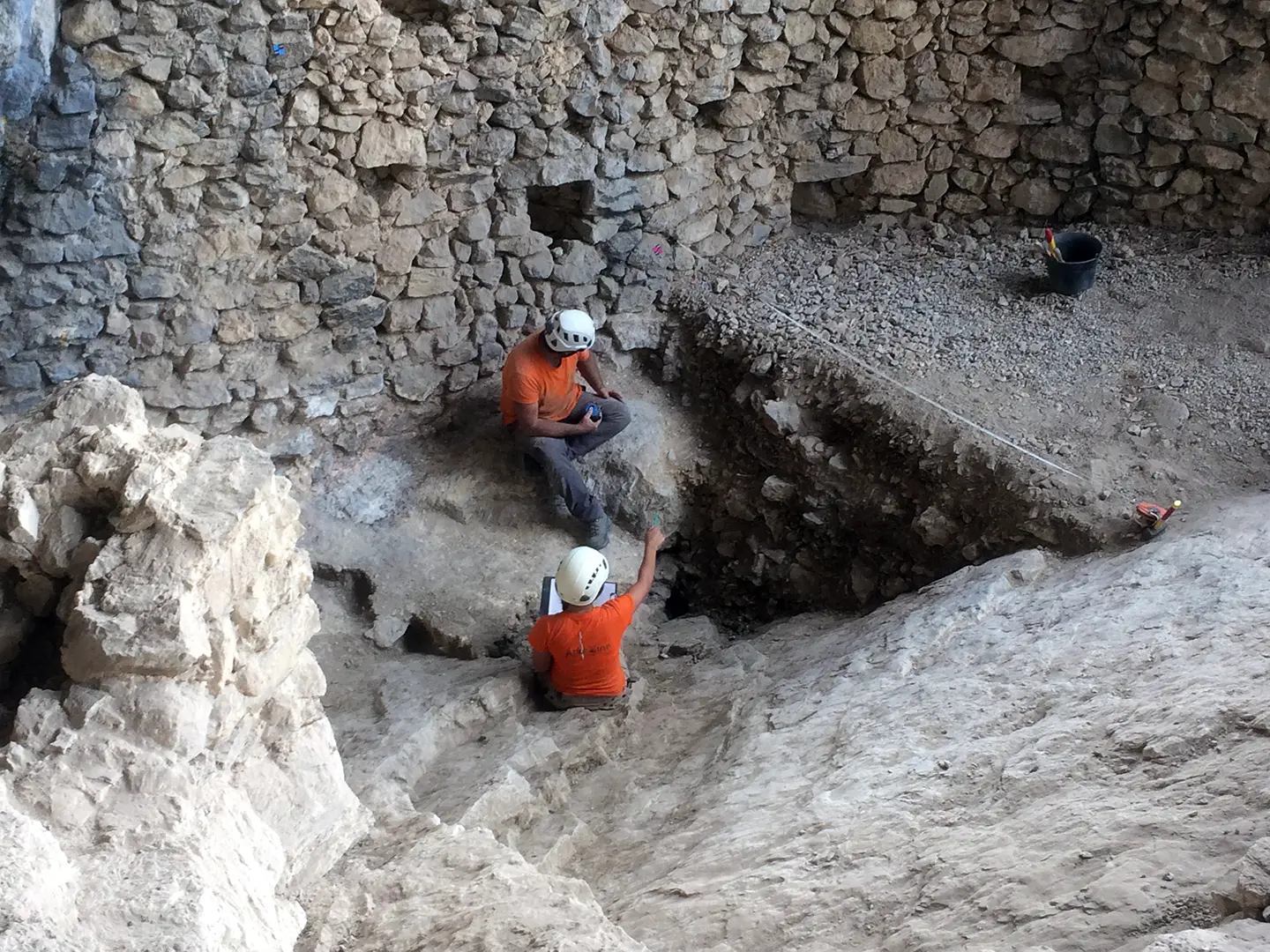 AF-23-447_Abri fortifié d'Aiglun - 4_Réalisation des relevés stratigraphiques (Émilie Tomas, Arkemine)