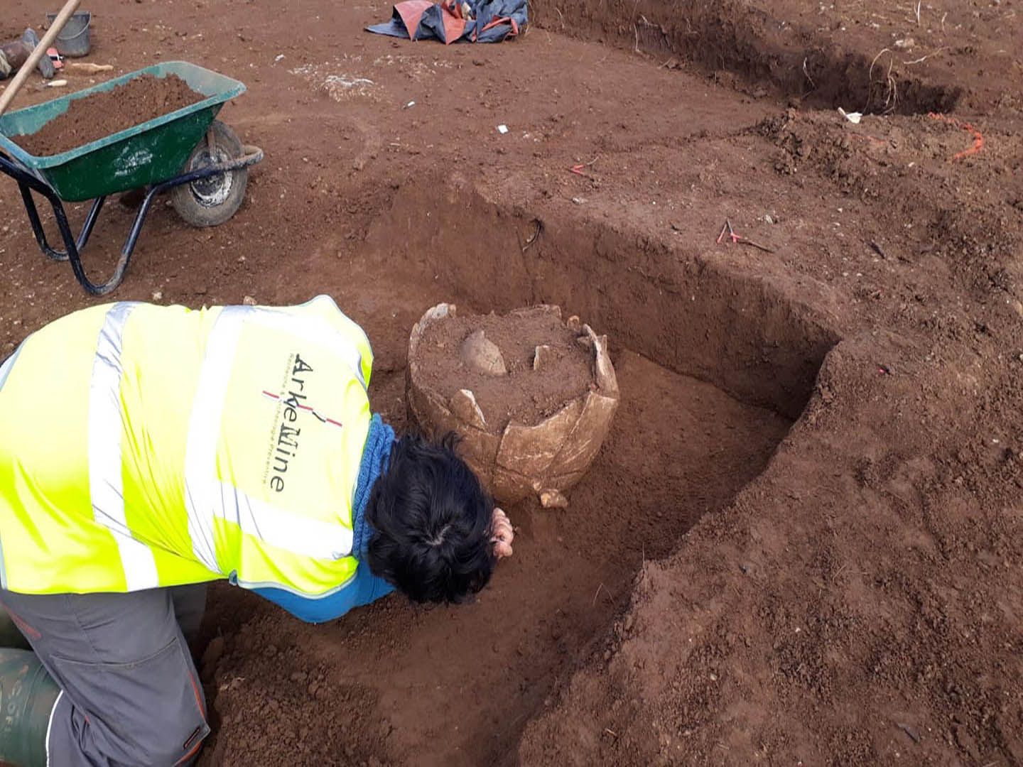 Figure 3_Fouille d'une sépulture à inhumation